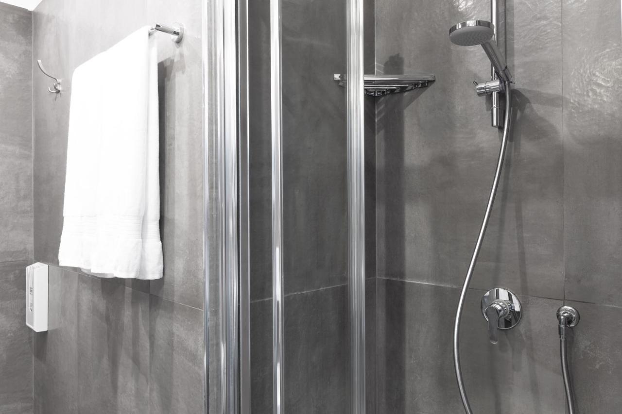 Toledostop Nápoly Kültér fotó A shower with a shower door