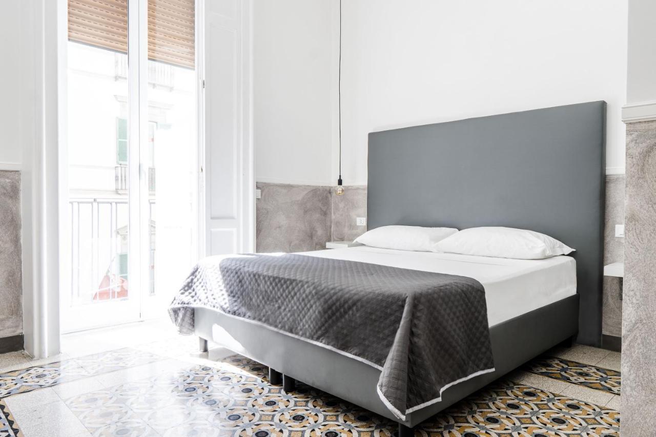 Toledostop Nápoly Kültér fotó A bed