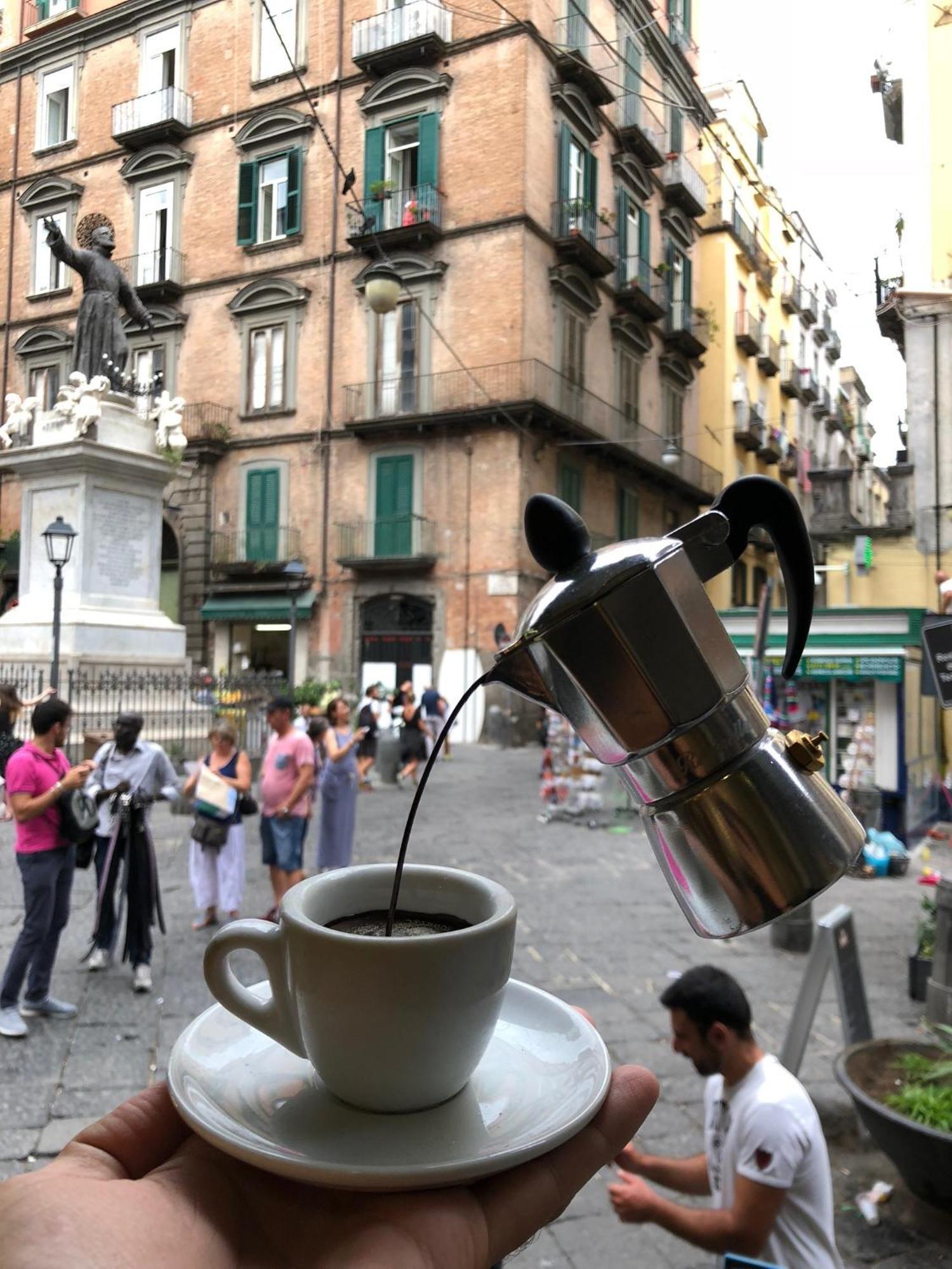Toledostop Nápoly Kültér fotó A coffee pot