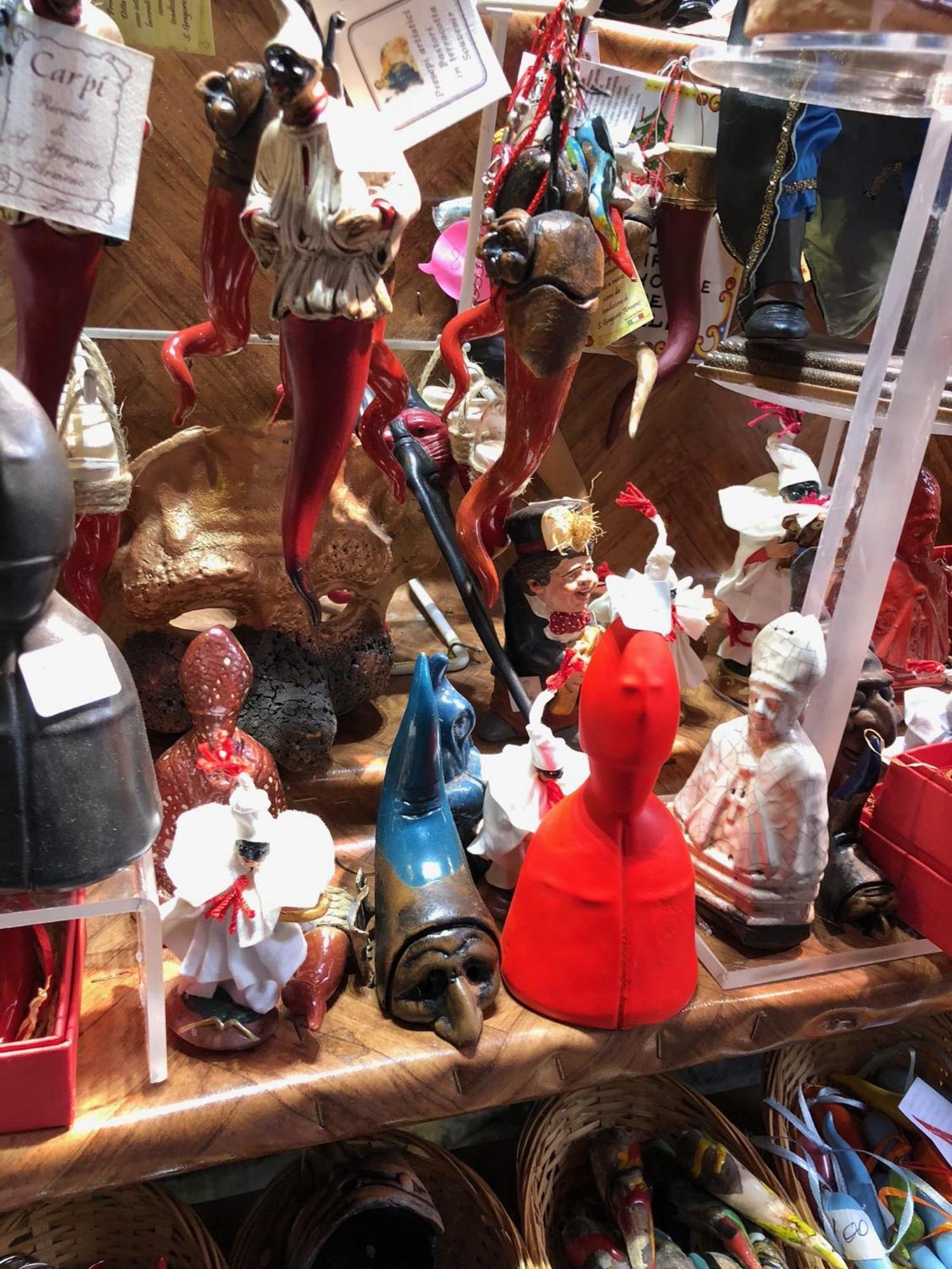 Toledostop Nápoly Kültér fotó A collection of various types of Christmas tree ornaments