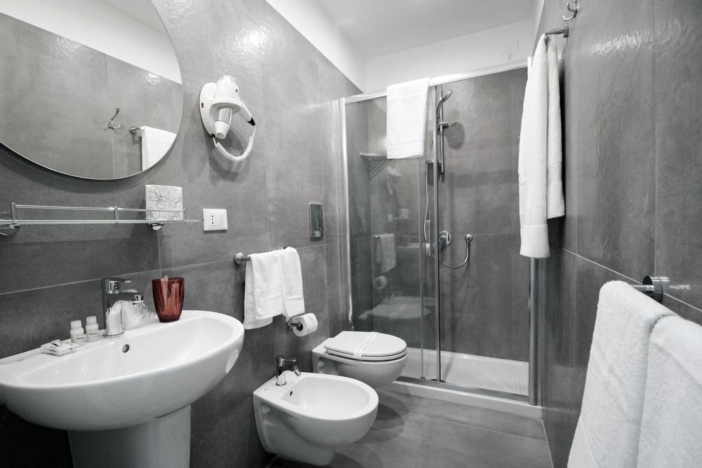Toledostop Nápoly Kültér fotó A modern bathroom