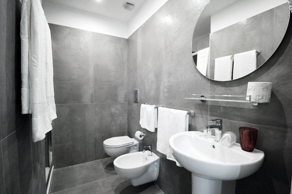Toledostop Nápoly Kültér fotó Bathroom