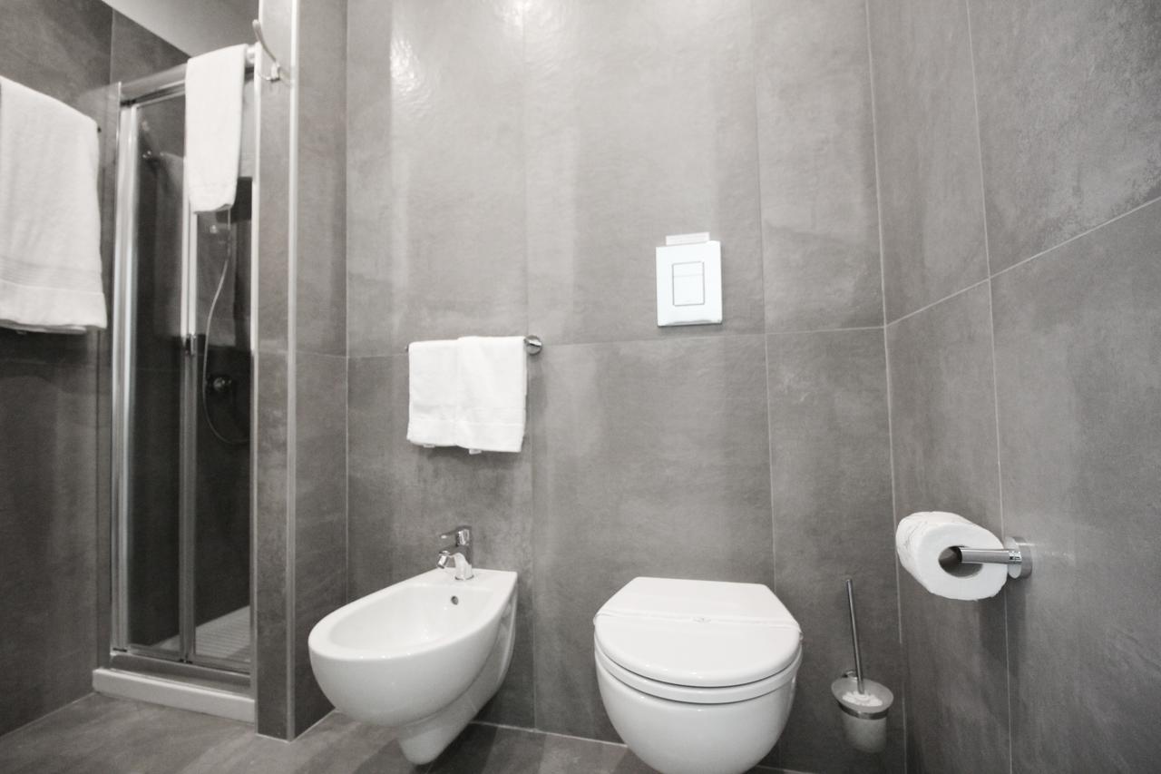 Toledostop Nápoly Kültér fotó A modern bathroom with a bidet and toilet