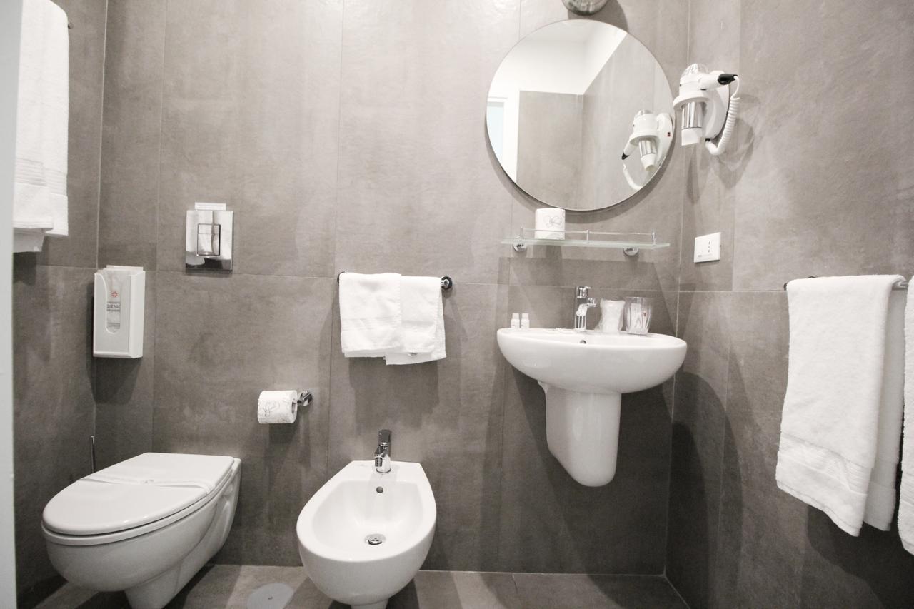 Toledostop Nápoly Kültér fotó A bidet in a hotel bathroom