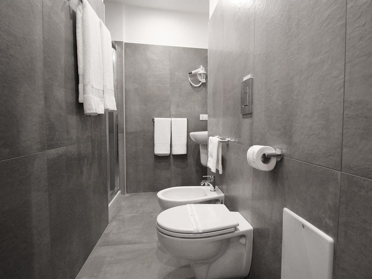 Toledostop Nápoly Kültér fotó Bathroom with bidet