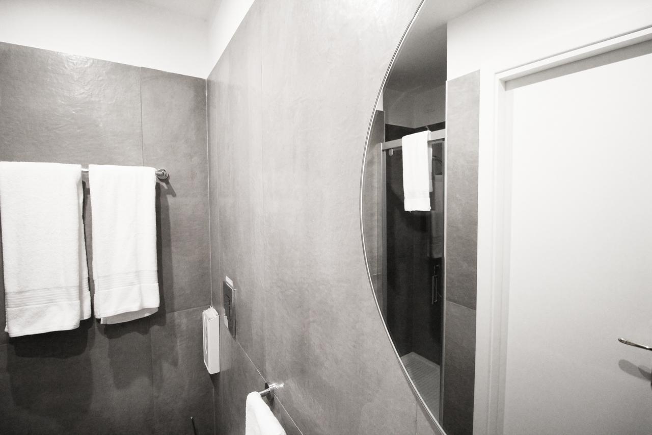Toledostop Nápoly Kültér fotó Bathroom with polished concrete