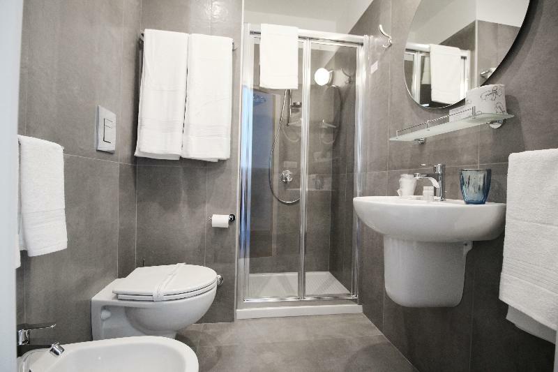 Toledostop Nápoly Kültér fotó A modern bathroom with a shower enclosure